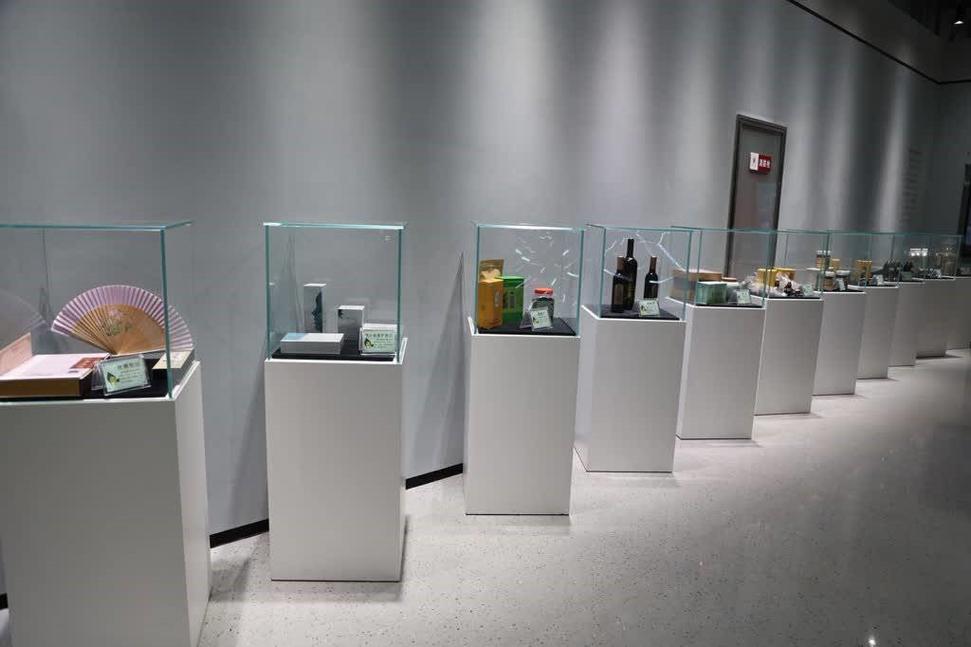 文化展示馆内陈列的蚕桑系列特色产品.jpg
